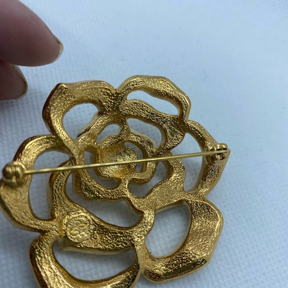 Elizabeth Taylor for Avon Gold Tone and Rhinestone Brooch Beautiful Bling 🤑 - Picture 3 of 4